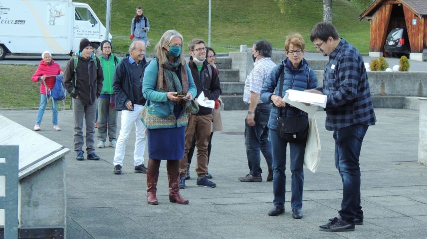 Per cumanzar ils cuors da rumantsch han ils partecipants stuvü muossar il tschertificat da covid (fotografia: Benedict Stecher).