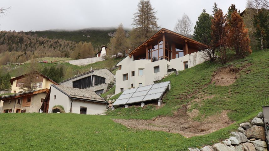 Ün sguard sül crater immez ün territori abito a La Punt Chamues-ch cha l’eroplan pitschen ho chaschuno tar la  disgrazcha als 17 marz (fotografia: Martin Camichel).