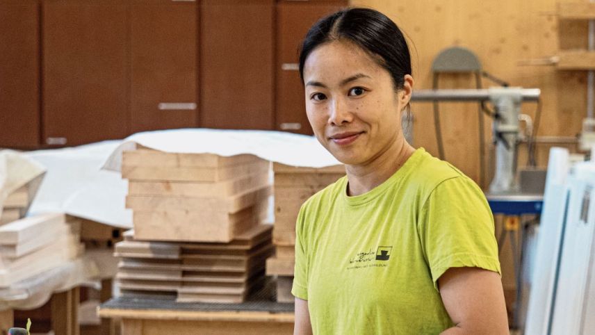 Sie kommt aus China und unterrichtete dort als Lehrerin. Im Engadin fing Jia Zhu-Mäder bei Null an. In einer Männerdomäne. Eine Ausbildung zur Schreinerin in der Lehrwerkstatt Samedan absolvierte sie mit Bravour. 	Foto: Daniel Zaugg