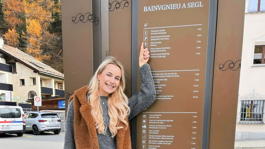 Willkommen in Sils. Für Valentina Westreicher ist es nicht nur ein Gruss, sondern Heimat. Foto: Andrea Gutgsell