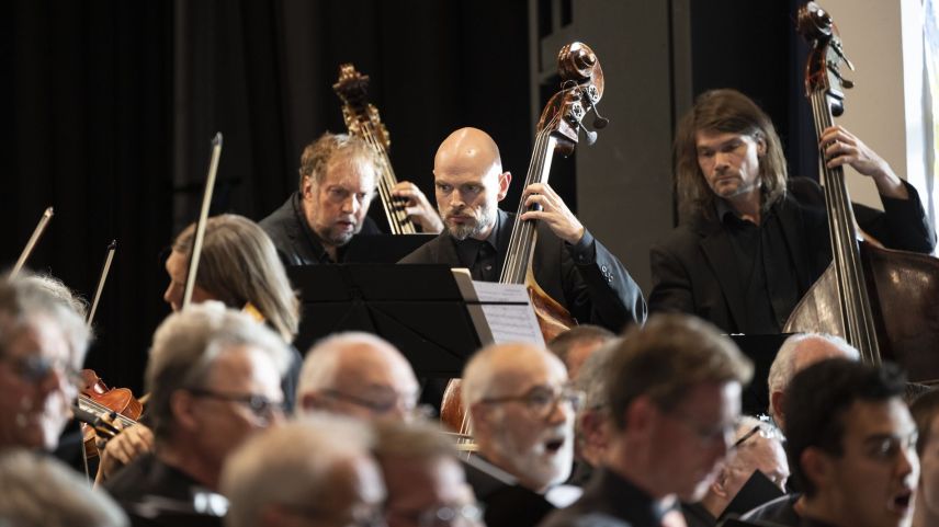Über 120 Musiker und Choristen vereint im Rondo sieht und hört man selten. So geschehen im Rah men des Festival Opera Engiadina       Foto: Mayk Wendt