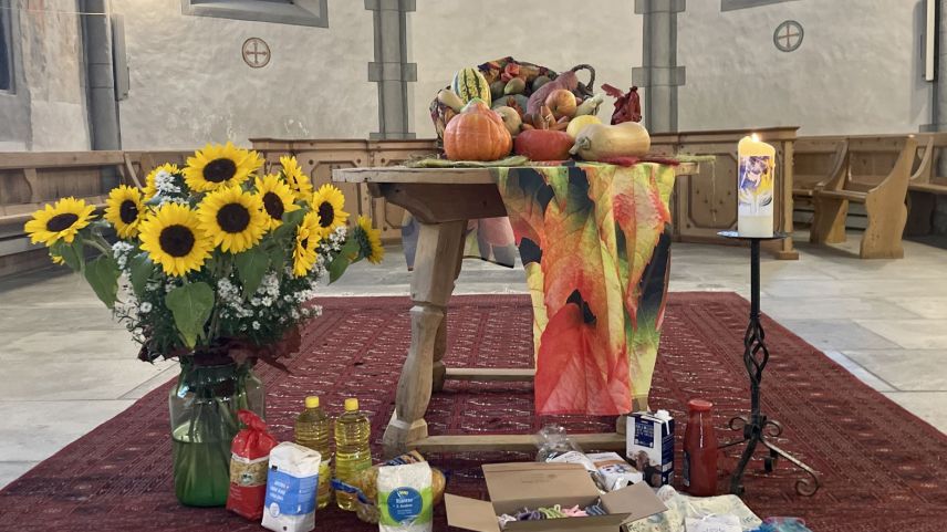 Im Fokus des Erntedank-Gottesdienstes in Scuol stand dieses Jahr das Angebot von "Tischlein deck dich" . Foto: Fadrina Hofmann