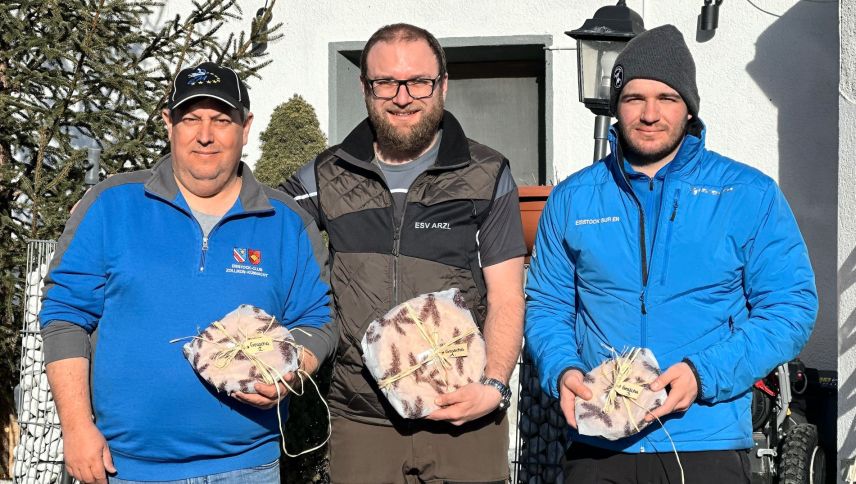 Beim Solo-Turnier stehen Jörg Brun (von links), Gernot Götsch und Orlando Bass auf dem Podest. Foto: ES Sur En
