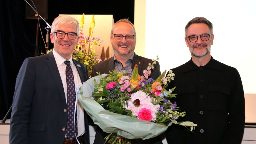 Il president da la Regenza grischuna Jon Domenic Parolini, il portader dal Premi da cultura grischun 2024 Clau Scherrer e Giovanni Netzer (da schnestra) chi ha tgnü la laudatio per Clau Scherrer (fotografia: Hans Huonder).