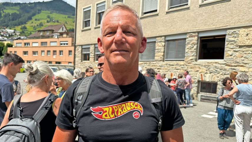 Daniel Haataja es gnü aposta da l’America per visitar il cuors intensiv da rumantsch. La Posta Ladina ha inscuntrà l’American a l’arrandschamaint da  finischiun dals cuors davant la scoula a Scuol (fotografia: Nicolo Bass).