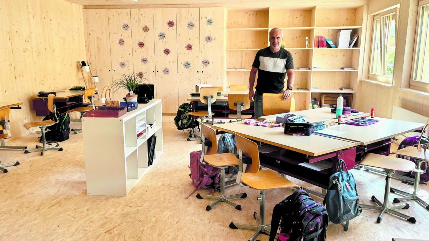 Il manader da scoula Mario Rauch es cuntaint cul nouv provisori a Scuol (fotografia: Fadrina Hofmann).