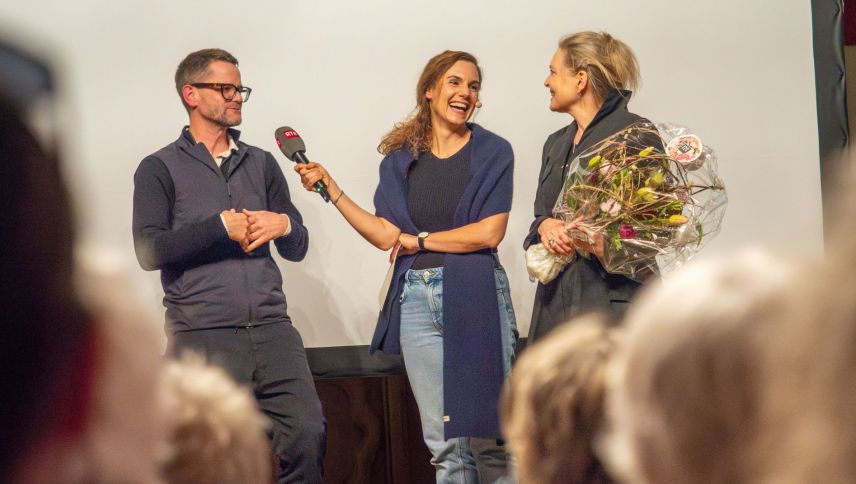 Von links: Pascal Werner, Anna Serarda Campell und Romana Costa. Foto: Jon Duschletta
