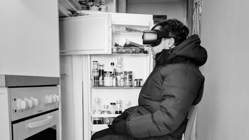 Per la foto «Aurora Borealis» da la seria «Holiday Hack» (fotografia a dretta) s’ho Gian Klainguti tschanto davaunt la fras-chera – chi so, scha nus fains bainbod uscheja vacanzas virtuelas a chesa? (fotografia. mad).