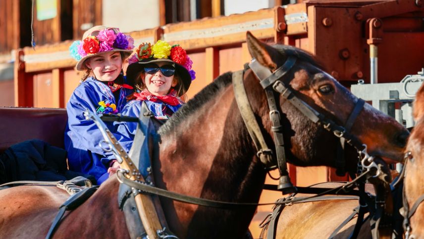 Die Schülerinnen und Schüler der Gemeinde S-chanf kehren nach Cinuos-chel zurück, wo der erste Chalandamarztag zu Ende geht. Foto: Jon Duschletta
