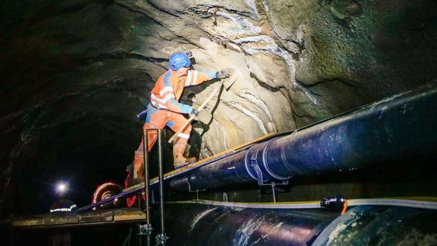 Die punktuelle Sanierung des EKW-Fensterstollens in der Val Sampuoir bedingt viel mühsame Handarbeit. Foto: Jon Duschletta