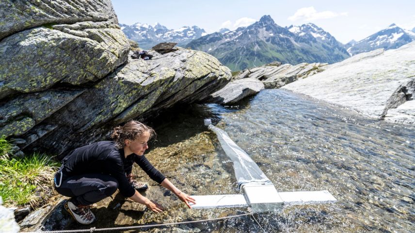 Anna Sidonia Marugg hat für ihre Maturaarbeit den Mikroplastikgehalt in den Engadiner Gewässern untersucht (Foto: Mayk Wendt). 