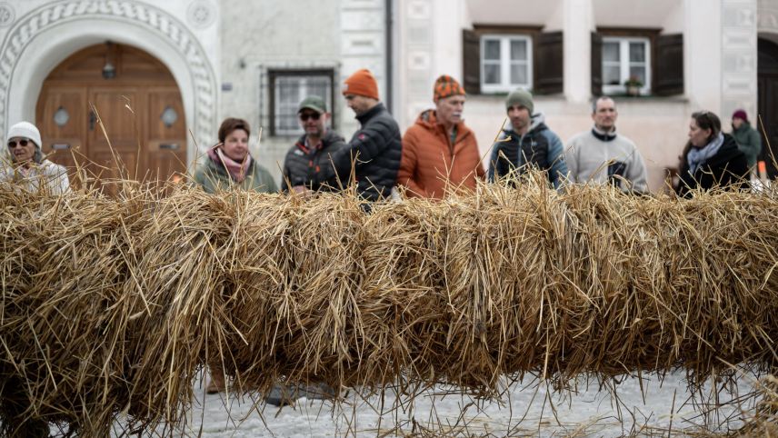 L'hom strom es dvantà bel tais. 