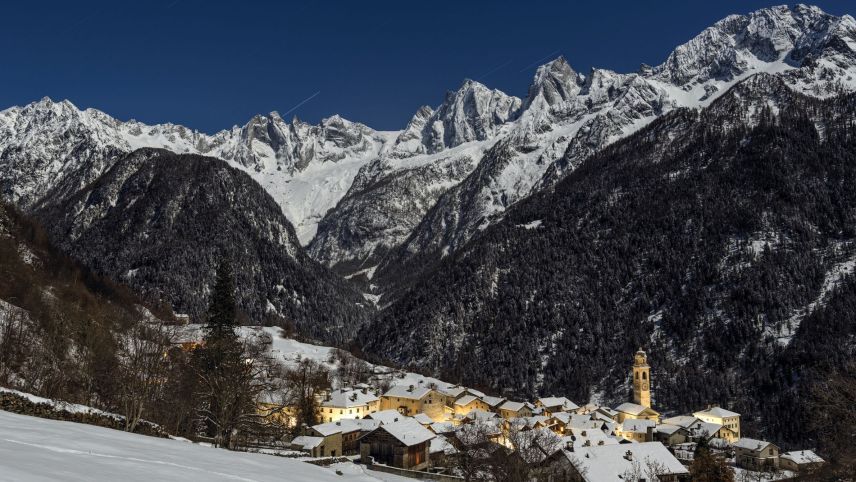 Soglio, die Bergeller Alpen und die Val Bondasca im winterlichen Mondlicht. 