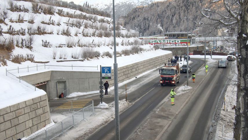 Rund ums Parkhaus Serletta wurden mehrere Sicherheitsleute positioniert, um den Verkehr zu lenken und die teilnehmenden Autos vom Parkhaus auf den See zu begleiten. Foto: Sina Margadant