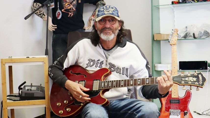 Daniel Boehrer prodüa sias aignas guitarras suot il label «Dämmel guitars» e venda quellas in sia butia a Müstair (fotografia: Martin Camichel).