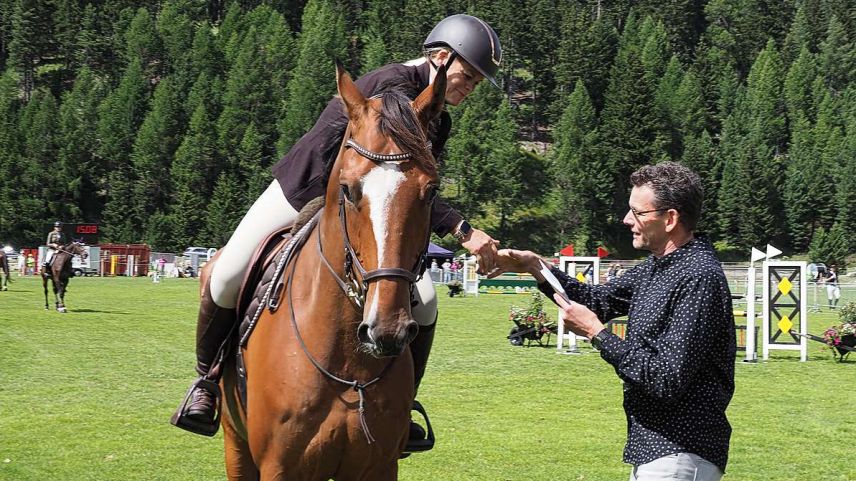 EP/PL-Chefredaktor Reto Stifel übergibt der Siegerin des Preises «Engadiner  Post», Natasha Gautschi, den Preis. Fotos: Nicolas Binkert