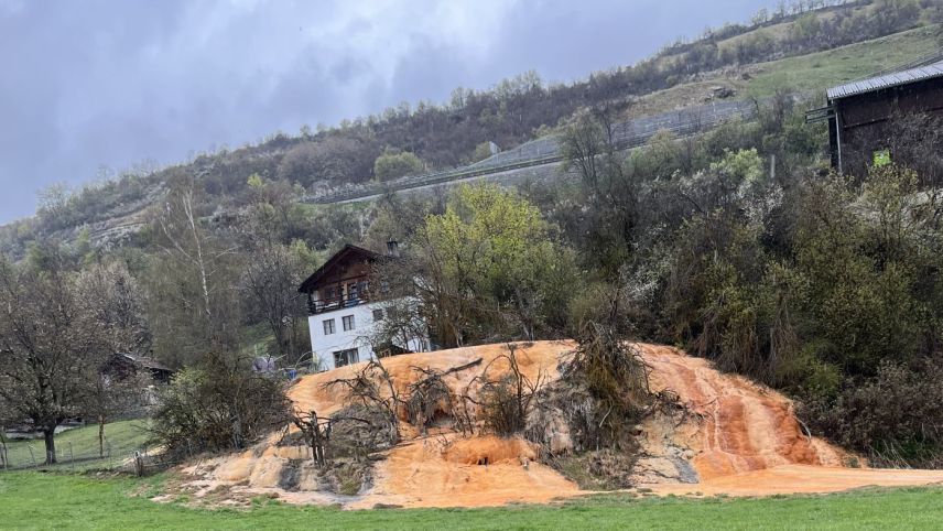Il tuf da la funtana da Runà (fotografia: Martin Camichel).