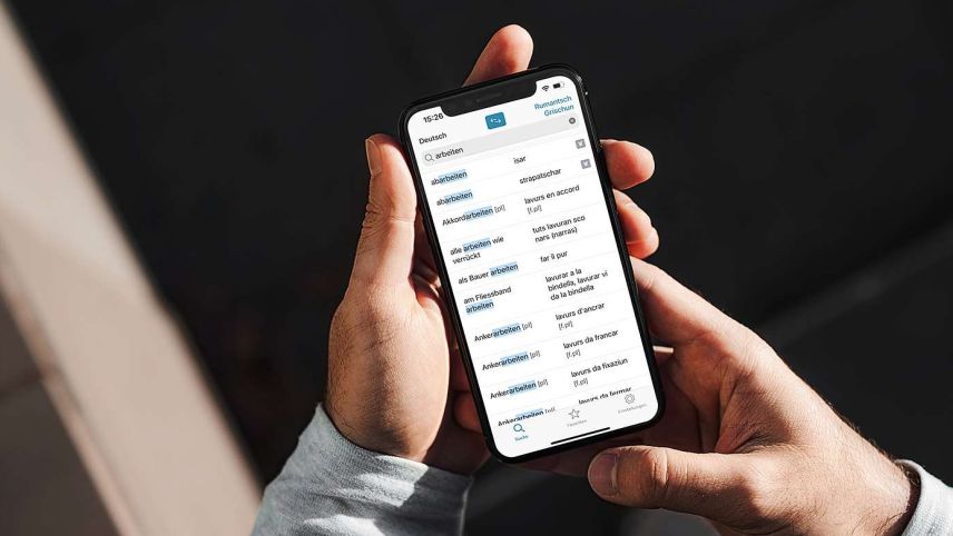 L’app «Dicziunari Rumantsch» as poja telechargiar gratuitamaing sül mincha telefonin adattà. fotografia: mad