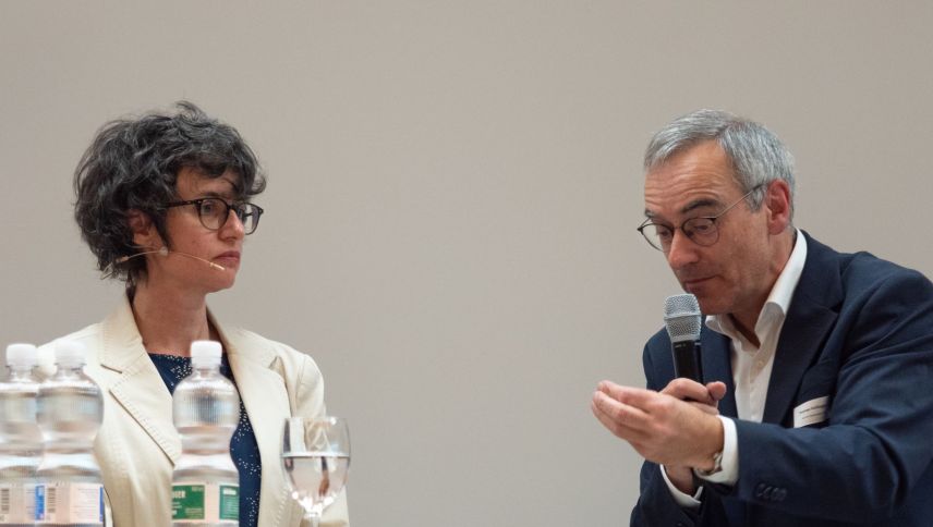 Moderatorin Stefanie Hablützel und Thomas Kollegger, Leiter kantonales Amt für Gemeinden. Foto: Jon Duschletta