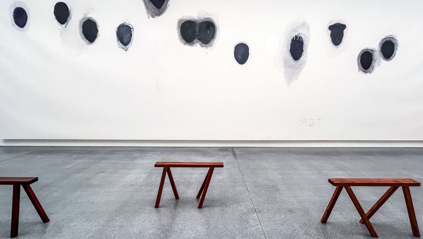 Das vier auf elf Meter grosse Werk «The last supper» von Not Vital mit dessen «Walking Benches» aus Rosenholz im Vordergrund. Foto: Jon Duschletta