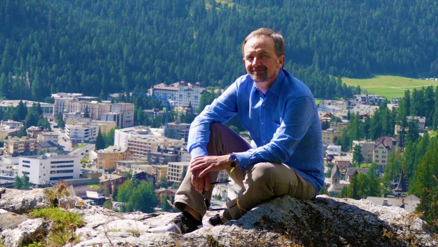 L’expert da comunicaziun Christian Gartmann sün sieu crap cun vista sur San Murezzan (fotografia: Sandra Balzer).