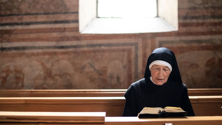 Schwester Pia auf der Nonnenempore im Kloster Müstair. 	
Foto: Mayk Wendt