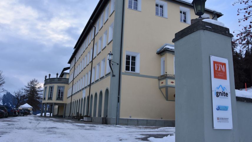 Actualmaing visitan üna trentina da scolaras e scolars da l’Asia la prüma sporta «Ignite» a l’Institut Otalpin Ftan (fotografia: Nicolo Bass).