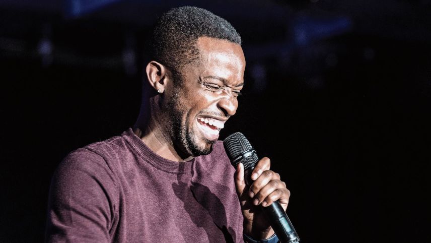 Charles Nguela bringt nicht nur das Publikum zum Lachen. Auch er selbst ist eine wahre Frohnatur.  Foto: z. Vfg.