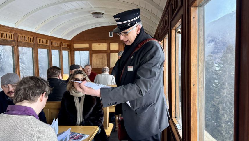 Luzi Oberer kontrolliert die Billete. Foto: Fadrina Hofmann