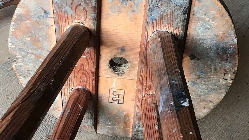 Die Signatur Giovanni Giacomettis (1868 − 1933), eingebrannt auf der Unterseite des Atelierhockers. Foto: Museo Ciäsa Granda