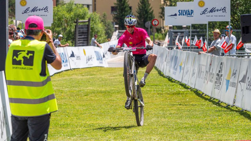 Gewinnt den Bike Giro souverän. Mountainbike-Marathon Weltmeister Andreas Seewald bei der Zielankunft. Foto: Daniel Zaugg