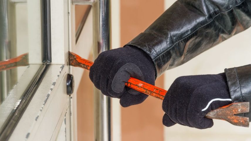 Einbrüche werden nach wie vor mehrheitlich auf die konventionelle Art mittels Aufbrechen und Einschlagen verübt. Foto: Shutterstock.com/Sdecoret