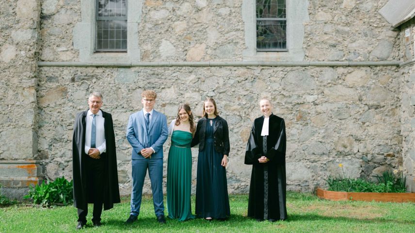 Pfarrer Patrice J. Baumann und Pfarrerin Marie-Ursula Kind haben Fabio De Agostini, Luisa Ulber, Nina Matossi konfirmiert. Foto: z. Vfg