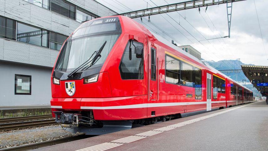 Ils trens dal tip Capricorn da la Viafier retica funcziunan cun ün accuplamaint automatic. Perque nu vo que pü  da tacher landervi ün vagun ulteriur scha’l tren vess d’esser magari ferm frequento (fotografia: Somedia Press AG).