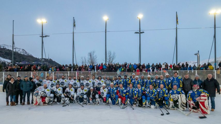 Gruppenfoto der Legenden nach dem Spiel. 