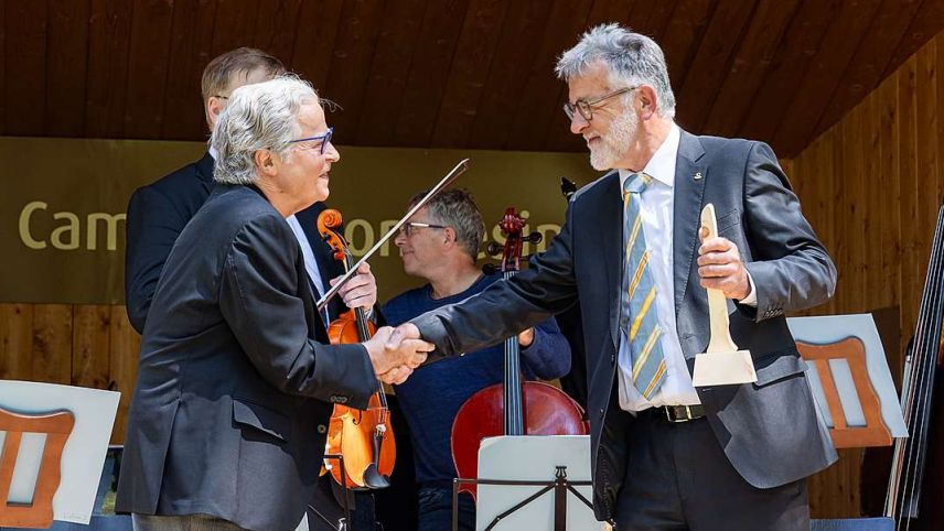 Dr. Jürg H. Frei übergibt symbolisch den Stab seinem Nachfolger Xaver Fässler. Foto: Pontresina Tourismus