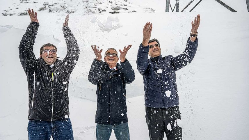 Freuen sich über den Schnee: Martin Hug, Präsident von Bergbahnen Graubünden, Standespräsdient Franz-Sepp Caluori und Regierungsrat Marcus Caduff (von links). Foto: Bergbahnen Graubünden