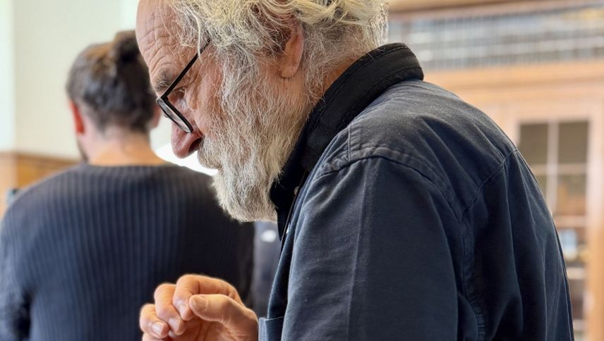 Domenic Janett hört bei den Aufnahmen genau zu. Foto: Fadrina Hofmann