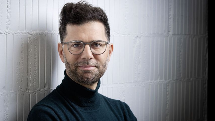 Rico Valär staunt immer wieder über die Vielfalt der rätoromanischen Regionalliteratur (Foto: Frank Brüderli).