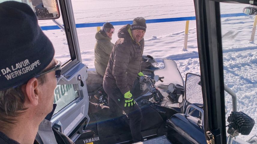 Die Mitarbeiter auf dem Eis lassen sich ihre gute Laune nicht nehmen. Foto: Patrick Blarer