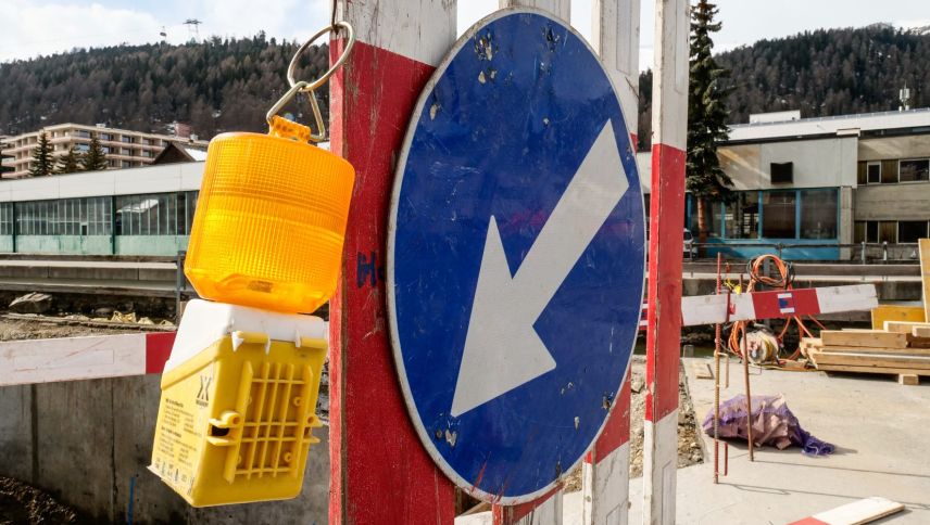 Mit dem traditionellen Start der Bausaison nach den Osterfeiertagen wird es im Zusammenhang mit Baustellen im Hoch- und Tiefbau auch in Südbünden wieder vermehrt zu Einschränkungen oder Wartezeiten kommen. Geduld ist gefordert. Foto: Jon Duschletta