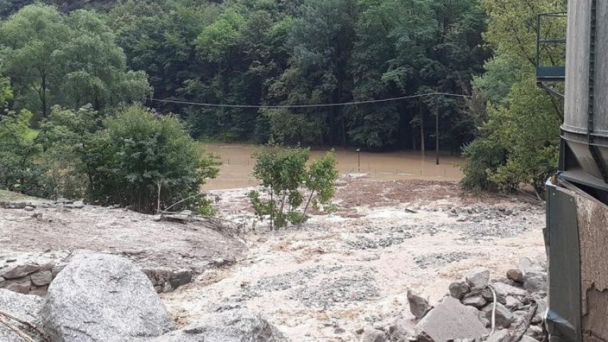 Wegen einer Rüfe ist die Malojastrasse bei Chiavenna vorübergehend gesperrt (Foto: www.meteoweb.eu)