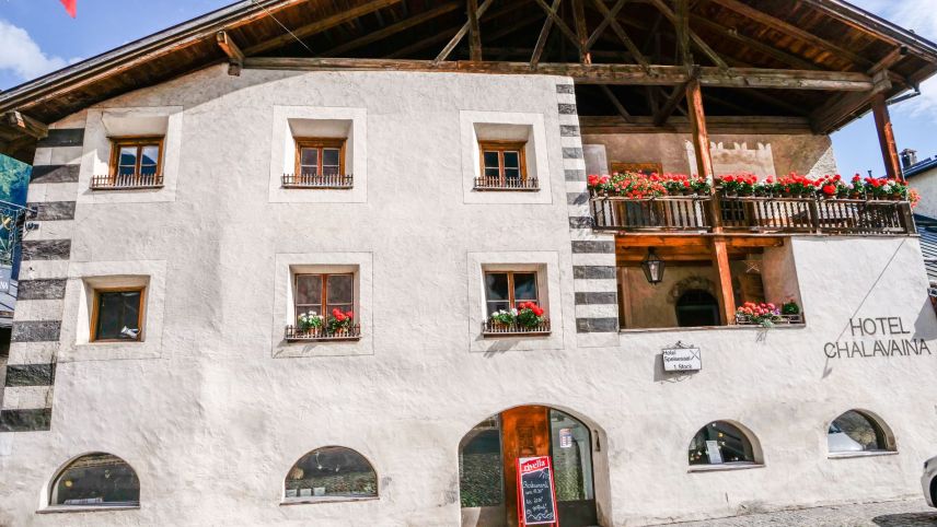 Sarà la Chasa Chalavaina – l’hotel in vicinanza da la Clostra Son Jon – bainbod in possess d’üna fundaziun? Intant trattan ils repsunsabels da la clostra cul possessur actual davart üna cumpra (fotografia: Jon Duschletta).