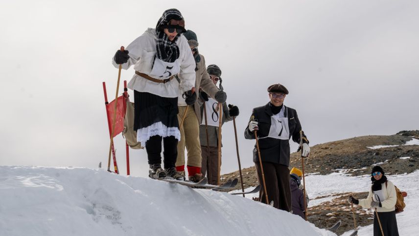 Man kann sich vorstellen, wie schwierig es ist, sich auf Holzski ohne Stahlkante den Berg hinabzustürzen.
