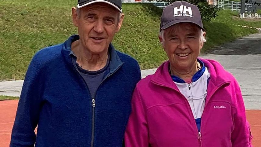 Röbi ed Annelies Meier in marcurdi pro la cuorsa d’orientaziun chi han organisà ad Ardez. fotografia: Hanspeter Achtnich