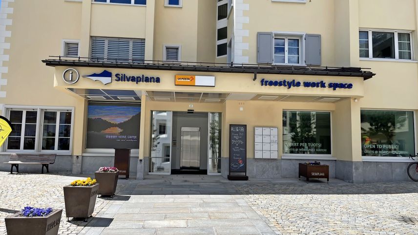 Silvaplana hat bereits bei der ersten Schliessungswelle die Post in das Tourismusbüro integriert. Foto: Andrea Gutgsell