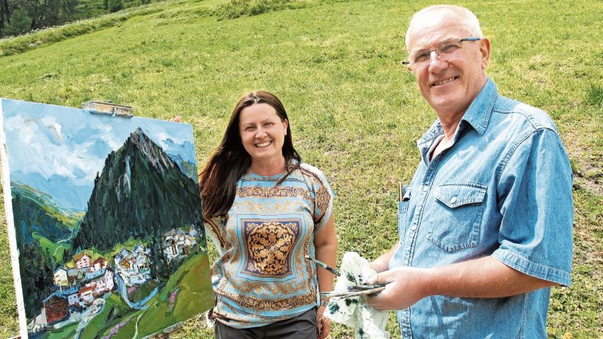 Vjollca Jenal und Agron Polovina über dem Dorf Samnaun. 		Foto: Elisabeth Bardill