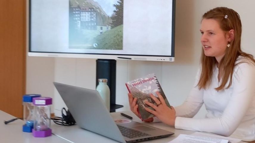 Laura Schütz dürant la preschantaziun da seis «Hotel Destin» a l’Institut Otalpin a Ftan (fotografia: mad).