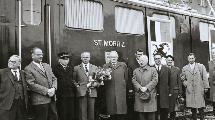 Die Ehrengäste posieren vor der frisch getauften Lokomotive am 14.04.1965 in St. Moritz. Darunter befindet sich auch der Zeitzeuge und ehemaliger RhB-Mitarbeiter Franz Skvor (sechster von links, halb verdeckt).