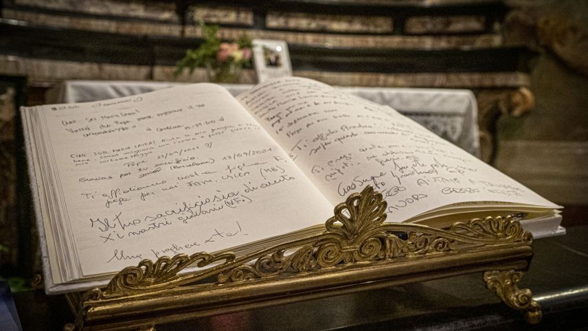 Ein Kondolenzbuch zu Ehren der getöteten Ordensschwester. Sie wurde im Juni diesen Jahres selig gesprochen. 